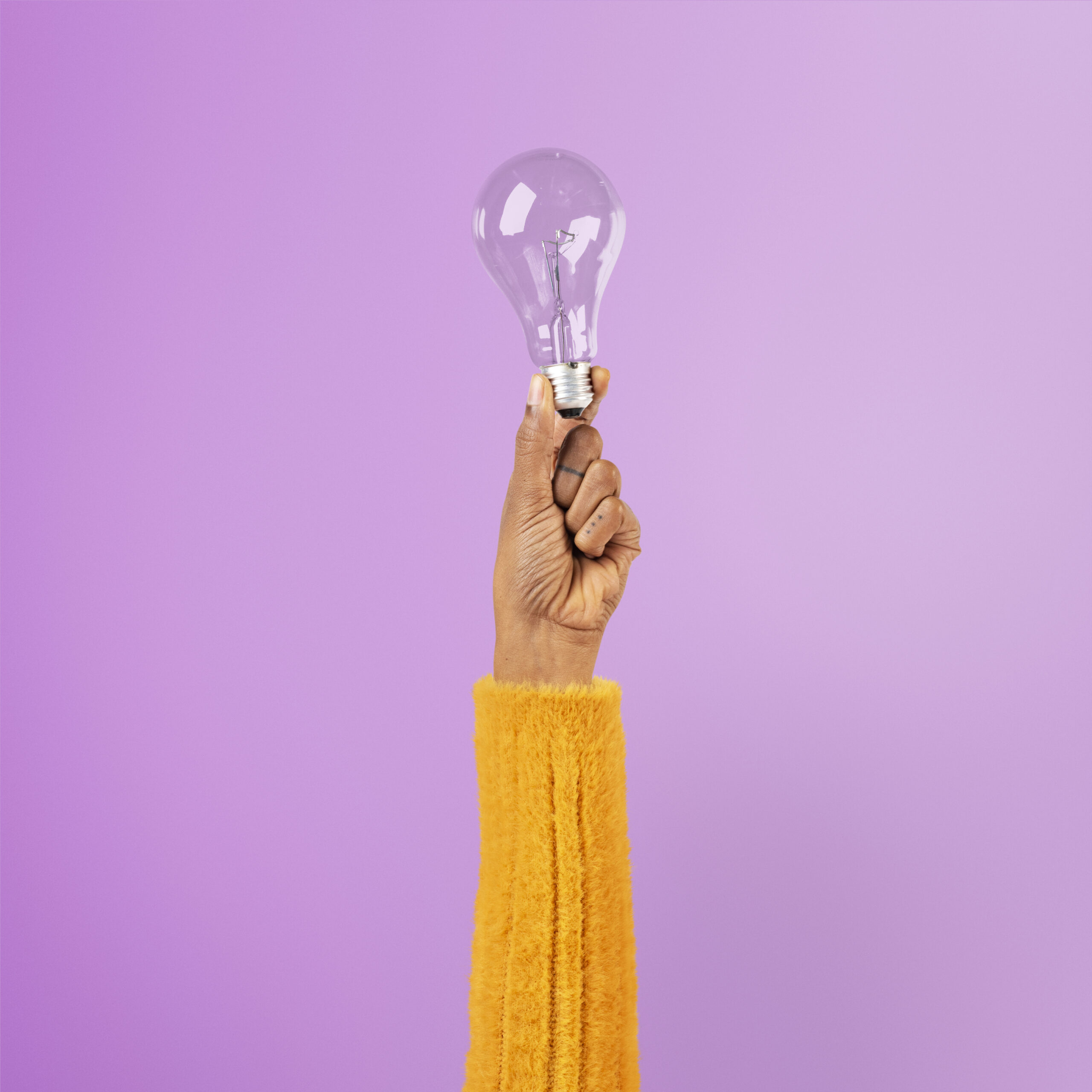 Notícias 1 light bulb creative business idea symbol held by hand scaled